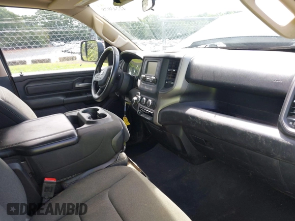 2019 Ram 1500 Tradesman z VIN 1C6SRFCT5KN597618, wystawiony jako IAAI lot #42243878 z przebiegiem 69 131 mil mil oraz . Historia ofert i sprzedaży dostępna na DreamBid. Obrazek 5.