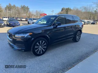 2023 Volvo XC90 Core z VIN YV4L12PVXP1904480, wystawiony jako Copart lot #57854415 z przebiegiem 144 584 mil mil oraz Tytuł czysty. Historia ofert i sprzedaży dostępna na DreamBid. Obrazek 2.