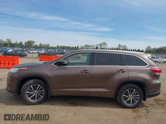 2017 Toyota Highlander XLE with VIN 5TDJZRFH4HS483304, listed as a IAAI auction lot 42134994 with 115,322 mi miles and . Bid and sale history available at DreamBid. Image 14.