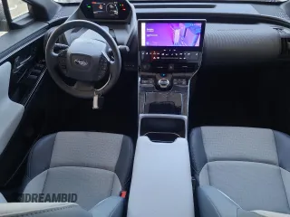 2023 Toyota bZ4X XLE z VIN JTMABABA5PA028987, wystawiony jako Copart lot #74975114 z przebiegiem 2 033 mil mil oraz Czysty tytuł • Clean title. Historia ofert i sprzedaży dostępna na DreamBid. Obrazek 8.