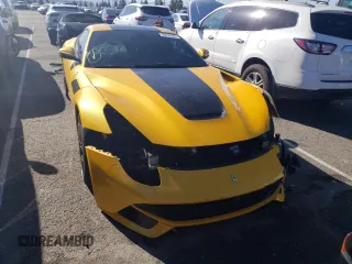 2014 Ferrari F12 z VIN ZFF74UHT5E0203242, wystawiony jako Copart lot #39032483 z przebiegiem 7926 mil mil oraz Szkody całkowita. Historia ofert i sprzedaży dostępna na DreamBid. Obrazek 5.