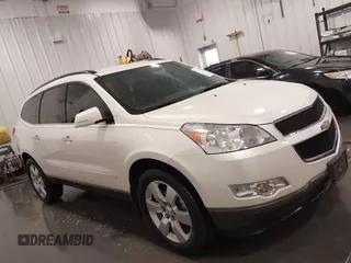 2012 Chevrolet Traverse 1LT z VIN 1GNKRGED5CJ410592, wystawiony jako IAAI lot #41714693 z przebiegiem 108 206 mil mil oraz . Historia ofert i sprzedaży dostępna na DreamBid. Obrazek 14.