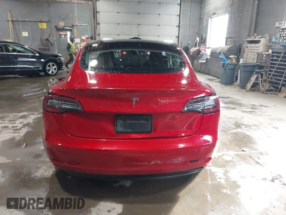 2020 Tesla Model 3 Standard Range Plus z VIN 5YJ3E1EA2LF705670, wystawiony jako IAAI lot #41572352 z przebiegiem 99 980 mil mil oraz . Historia ofert i sprzedaży dostępna na DreamBid. Obrazek 16.