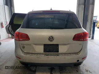 2013 Volkswagen Touareg Exec z VIN WVGEF9BP6DD002820, wystawiony jako Copart lot #59322775 z przebiegiem Nie podano mil oraz Szkoda całkowita • Salvage title. Historia ofert i sprzedaży dostępna na DreamBid. Obrazek 6.