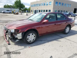 2001 Toyota Camry LE z VIN 4T1BF28K51U124747, wystawiony jako Copart lot #57482825 z przebiegiem 108 262 mil mil oraz Szkoda całkowita • Salvage title. Historia ofert i sprzedaży dostępna na DreamBid. Obrazek 1.