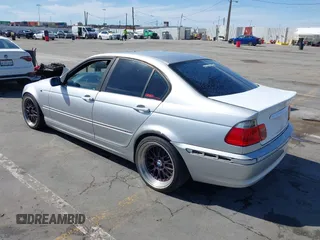 2002 BMW 3 Series 325i with VIN WBAET374X2NH01044, listed as a IAAI auction lot 42021446 with 257,712 mi miles. Bid and sale history available at carsss.com. Image 3.