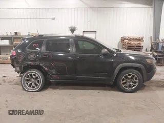 2020 Jeep Cherokee Trailhawk z VIN 1C4PJMBX4LD507364, wystawiony jako IAAI lot #41202333 z przebiegiem 90 000 mil mil oraz . Historia ofert i sprzedaży dostępna na DreamBid. Obrazek 13.