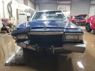 1990 Cadillac Brougham z VIN 1G6DW5474LR703771, wystawiony jako Copart lot #87653835 z przebiegiem 94 172 mil mil oraz Szkody całkowita. Historia ofert i sprzedaży dostępna na DreamBid. Obrazek 5.