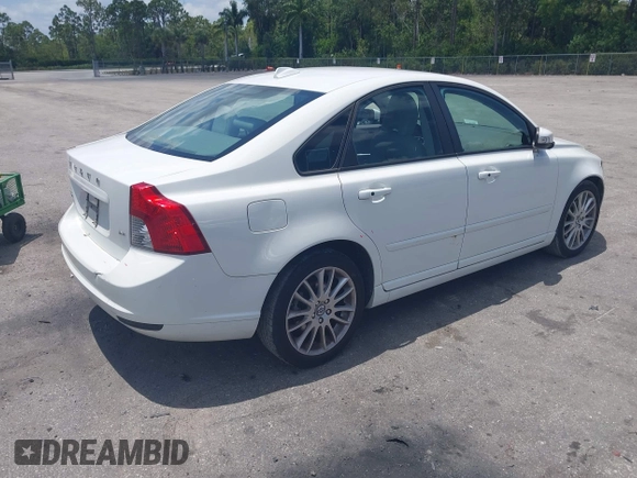 2010 Volvo S40 z VIN YV1382MS1A2502044, wystawiony jako IAAI lot #42189521 z przebiegiem 237 777 mil mil oraz . Historia ofert i sprzedaży dostępna na DreamBid. Obrazek 4.