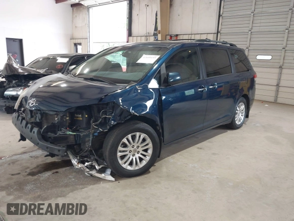 2011 Toyota Sienna XLE AAS z VIN 5TDYK3DC1BS130064, wystawiony jako IAAI lot #42600155 z przebiegiem 139 078 mil mil oraz . Historia ofert i sprzedaży dostępna na DreamBid. Obrazek 2.