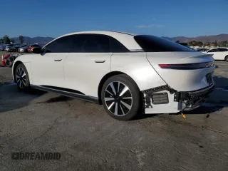 2024 Lucid Air Pure z VIN 50EA1PGA5RA001365, wystawiony jako Copart lot #42654165 z przebiegiem 8878 mil mil oraz Szkody całkowita. Historia ofert i sprzedaży dostępna na DreamBid. Obrazek 2.