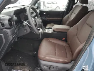 2025 Toyota Land Cruiser 1958 Edition z VIN JTEABFAJ3SK028208, wystawiony jako Copart lot #44599365 z przebiegiem 1 873 mil mil oraz Szkoda całkowita • Salvage title. Historia ofert i sprzedaży dostępna na DreamBid. Obrazek 7.