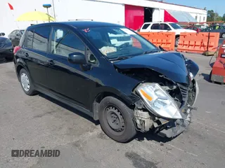 2009 Nissan Versa S z VIN 3N1BC13E69L375892, wystawiony jako IAAI lot #42106617 z przebiegiem 170 074 mil mil oraz . Historia ofert i sprzedaży dostępna na DreamBid. Obrazek 1.