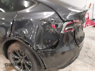 2025 Tesla Model Y Long Range z VIN 7SAYGDED3SF269554, wystawiony jako IAAI lot #41363465 z przebiegiem 883 mil mil oraz . Historia ofert i sprzedaży dostępna na DreamBid. Obrazek 6.