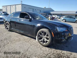 2022 Chrysler 300 S z VIN 2C3CCABG7NH179357, wystawiony jako Copart lot #86889524 z przebiegiem 64 952 mil mil oraz Szkoda całkowita • Salvage title. Historia ofert i sprzedaży dostępna na DreamBid. Obrazek 4.