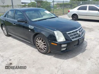 2008 Cadillac STS RWD z VIN 1G6DW67V080113935, wystawiony jako IAAI lot #42093130 z przebiegiem 223 508 mil mil oraz . Historia ofert i sprzedaży dostępna na DreamBid. Obrazek 1.