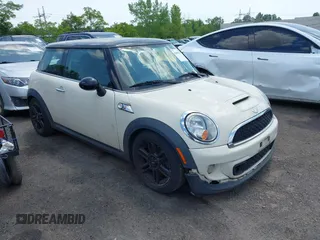 2012 MINI Hardtop S z VIN WMWSV3C5XCTY17852, wystawiony jako IAAI lot #42402733 z przebiegiem 125 315 mil mil oraz . Historia ofert i sprzedaży dostępna na DreamBid. Obrazek 1.