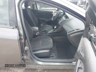 2018 Ford Focus SE z VIN 1FADP3F23JL321768, wystawiony jako IAAI lot #42415788 z przebiegiem 124 126 mil mil oraz . Historia ofert i sprzedaży dostępna na DreamBid. Obrazek 5.