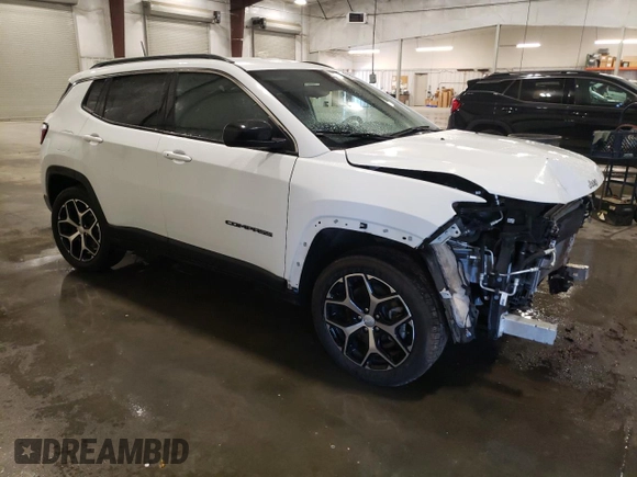 2024 Jeep Compass Latitude z VIN 3C4NJDBN9RT605735, wystawiony jako Copart lot #65954655 z przebiegiem 41 025 mil mil oraz Czysty tytuł • Clean title. Historia ofert i sprzedaży dostępna na DreamBid. Obrazek 4.