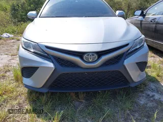 2018 Toyota Camry LE z VIN 4T1B11HK8JU155953, wystawiony jako IAAI lot #40609365 z przebiegiem 53 296 mil mil oraz . Historia ofert i sprzedaży dostępna na DreamBid. Obrazek 6.