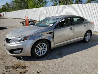 2013 Kia Optima LX z VIN KNAGM4A7XD5353051, wystawiony jako Copart lot #54049425 z przebiegiem 146 331 mil mil oraz Szkody całkowita. Historia ofert i sprzedaży dostępna na DreamBid. Obrazek 1.