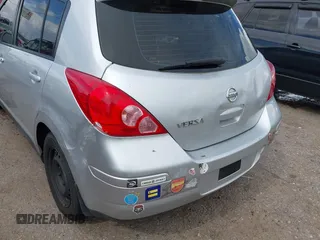 2009 Nissan Versa S z VIN 3N1BC13E39L368169, wystawiony jako IAAI lot #42465712 z przebiegiem 208 652 mil mil oraz . Historia ofert i sprzedaży dostępna na DreamBid. Obrazek 6.