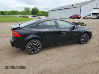 2018 Volvo S60 Dynamic z VIN YV126MFL8J2456490, wystawiony jako Copart lot #56557475 z przebiegiem 70 224 mil mil oraz Szkoda całkowita • Salvage title. Historia ofert i sprzedaży dostępna na DreamBid. Obrazek 3.
