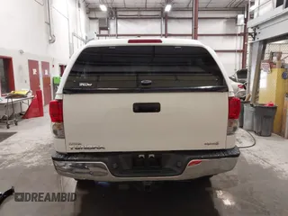 2013 Toyota Tundra z VIN 5TFDY5F13DX313385, wystawiony jako IAAI lot #42200622 z przebiegiem 161 470 mil mil oraz . Historia ofert i sprzedaży dostępna na DreamBid. Obrazek 17.