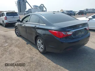2013 Hyundai Sonata GLS z VIN 5NPEB4AC3DH590686, wystawiony jako IAAI lot #42361510 z przebiegiem 121 719 mil mil oraz . Historia ofert i sprzedaży dostępna na DreamBid. Obrazek 3.
