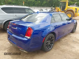 2019 Chrysler 300 S z VIN 2C3CCABG2KH697632, wystawiony jako IAAI lot #42205333 z przebiegiem 82 250 mil mil oraz . Historia ofert i sprzedaży dostępna na DreamBid. Obrazek 4.