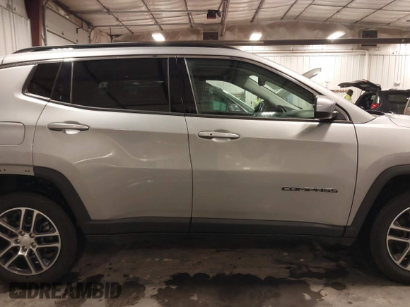 2019 Jeep Compass Latitude with VIN 3C4NJDBB6KT812711, listed as a IAAI auction lot 41565166 with 69,582 mi miles and . Bid and sale history available at carsss.com. Image 14.