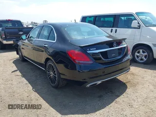 2019 Mercedes-Benz C 300 z VIN 55SWF8DB4KU309251, wystawiony jako IAAI lot #42391572 z przebiegiem 28 757 mil mil oraz . Historia ofert i sprzedaży dostępna na DreamBid. Obrazek 3.