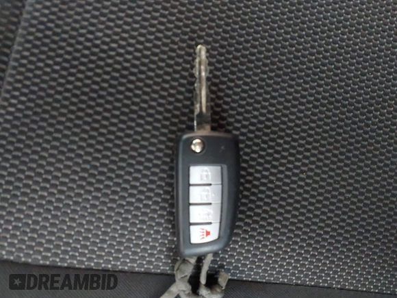2013 Nissan Versa SV z VIN 3N1CN7AP0DL824093, wystawiony jako IAAI lot #41962416 z przebiegiem 132 846 mil mil oraz . Historia ofert i sprzedaży dostępna na DreamBid. Obrazek 11.
