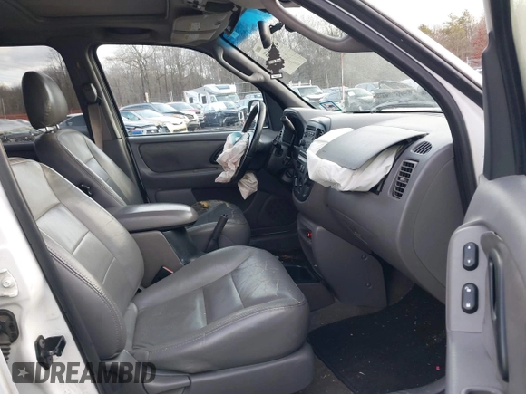 2002 Ford Escape XLT Choice with VIN 1FMYU04142KD82594, listed as a IAAI auction lot 41574646 with 173,174 mi miles. Bid and sale history available at carsss.com. Image 5.