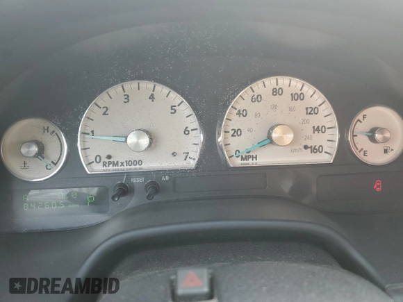 2005 Ford Thunderbird Deluxe z VIN 1FAHP60A05Y102875, wystawiony jako Copart lot #81070624 z przebiegiem 84 260 mil mil oraz Szkoda całkowita • Salvage title. Historia ofert i sprzedaży dostępna na DreamBid. Obrazek 9.