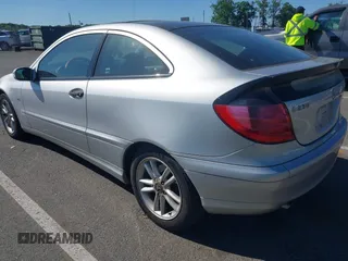 2003 Mercedes-Benz C 230 Kompressor z VIN WDBRN40J73A485209, wystawiony jako IAAI lot #42304130 z przebiegiem 66 209 mil mil oraz . Historia ofert i sprzedaży dostępna na DreamBid. Obrazek 3.