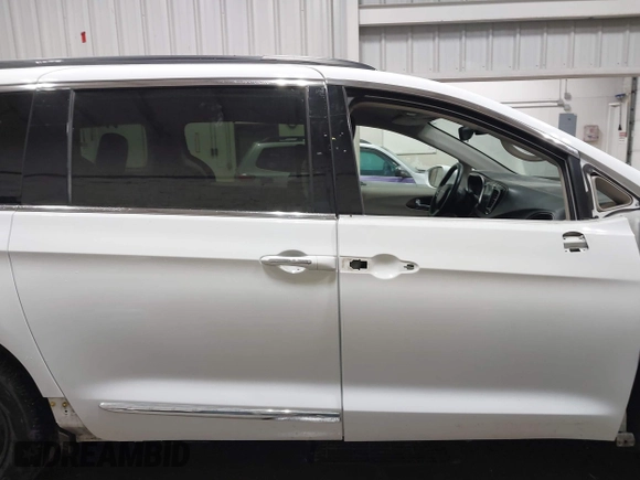 2017 Chrysler Pacifica Touring L z VIN 2C4RC1BG8HR803137, wystawiony jako IAAI lot #41661643 z przebiegiem 113 700 mil mil oraz . Historia ofert i sprzedaży dostępna na DreamBid. Obrazek 14.