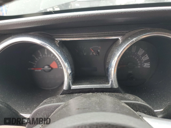 2005 Ford Mustang GT Deluxe z VIN 1ZVFT82H555212371, wystawiony jako Copart lot #55881535 z przebiegiem Nie podano mil oraz Czysty tytuł • Clean title. Historia ofert i sprzedaży dostępna na DreamBid. Obrazek 9.