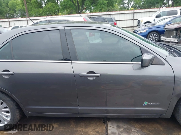 2012 Ford Fusion Hybrid z VIN 3FADP0L33CR289548, wystawiony jako IAAI lot #41905806 z przebiegiem 121 233 mil mil oraz . Historia ofert i sprzedaży dostępna na DreamBid. Obrazek 14.