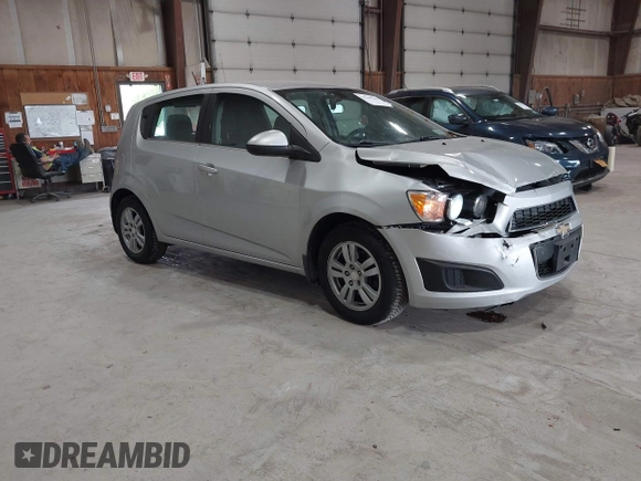 2016 Chevrolet Sonic LT z VIN 1G1JC6SG9G4151259, wystawiony jako IAAI lot #42341705 z przebiegiem 131 981 mil mil oraz . Historia ofert i sprzedaży dostępna na DreamBid. Obrazek 1.