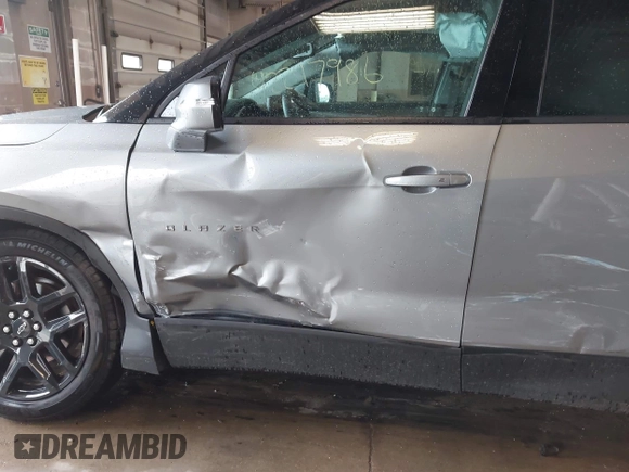 2024 Chevrolet Blazer LT z VIN 3GNKBJRS4RS128378, wystawiony jako IAAI lot #42247986 z przebiegiem 30 839 mil mil oraz . Historia ofert i sprzedaży dostępna na DreamBid. Obrazek 6.