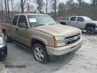 2006 Chevrolet Silverado 1500 LT2 with VIN 1GCEK19B56Z185242, listed as a IAAI auction lot 41693225 with 253,898 mi miles. Bid and sale history available at carsss.com. Image 1.