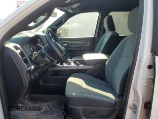 2022 Ram 2500 Big Horn z VIN 3C6UR5DL3NG322697, wystawiony jako Copart lot #55618875 z przebiegiem 132 590 mil mil oraz Czysty tytuł • Clean title. Historia ofert i sprzedaży dostępna na DreamBid. Obrazek 7.
