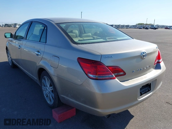 2008 Toyota Avalon XL z VIN 4T1BK36B48U256087, wystawiony jako IAAI lot #42186677 z przebiegiem 191 974 mil mil oraz . Historia ofert i sprzedaży dostępna na DreamBid. Obrazek 3.