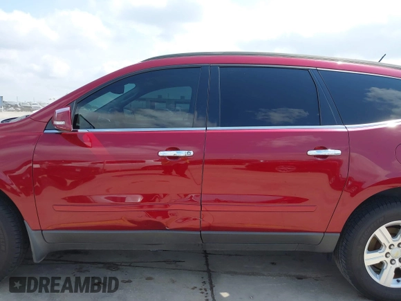2011 Chevrolet Traverse 1LT z VIN 1GNKRGED8BJ286753, wystawiony jako IAAI lot #42107568 z przebiegiem 178 663 mil mil oraz . Historia ofert i sprzedaży dostępna na DreamBid. Obrazek 14.