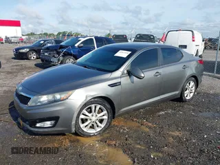 2013 Kia Optima LX z VIN 5XXGM4A70DG098022, wystawiony jako IAAI lot #42367410 z przebiegiem 131 620 mil mil oraz . Historia ofert i sprzedaży dostępna na DreamBid. Obrazek 2.