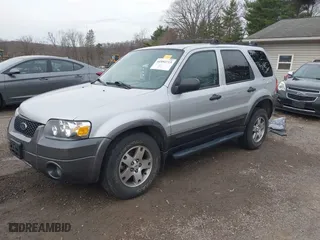 2005 Ford Escape XLT with VIN 1FMYU93125KD27166, listed as a IAAI auction lot 41892715 with 59,067 mi miles. Bid and sale history available at carsss.com. Image 2.