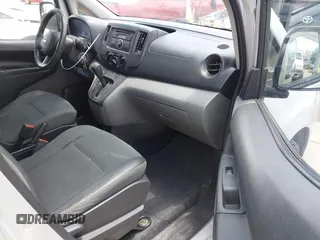 2014 Nissan NV200 S z VIN 3N6CM0KN4EK691833, wystawiony jako IAAI lot #42421018 z przebiegiem 103 699 mil mil oraz . Historia ofert i sprzedaży dostępna na DreamBid. Obrazek 5.