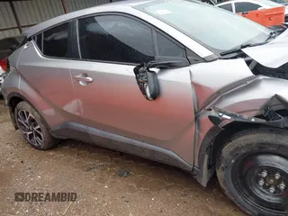 2018 Toyota C-HR XLE z VIN NMTKHMBX8JR034946, wystawiony jako IAAI lot #41947667 z przebiegiem 84 196 mil mil oraz . Historia ofert i sprzedaży dostępna na DreamBid. Obrazek 14.