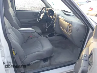 2004 Chevrolet Blazer LS z VIN 1GNDT13X34K161001, wystawiony jako IAAI lot #41432856 z przebiegiem Nie podano mil oraz . Historia ofert i sprzedaży dostępna na DreamBid. Obrazek 5.